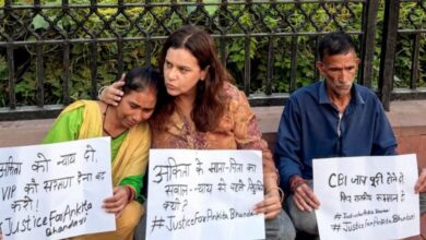 Parents of the victim in the Ankita murder case have reached India Gate in Delhi to stage a protest.