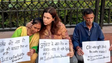 parents-of-the-victim-in-the-ankita-murder-case-have-reached-india-gate-in-delhi-to-stage-a-protest